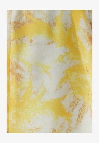 Vybrané, yellow floral