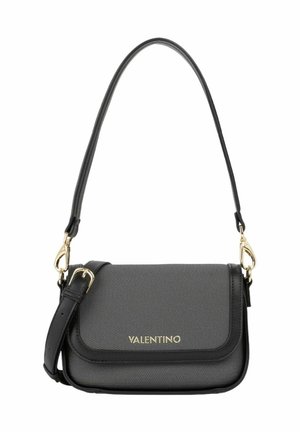 Sac à bandoulière Valentino noir en tissu texturé, avec ferrures dorées, sangle ajustable et logo sur le rabat avant.