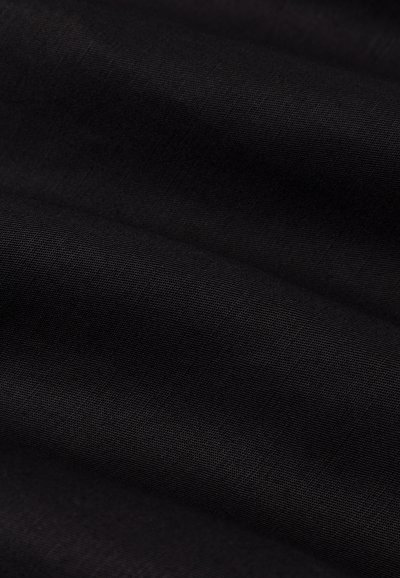 Țesătură neagră cu o textură netedă, având un model de țesătură subtil. Suprafața este uniformă, prezentând o culoare adâncă și consistentă, fără strălucire.