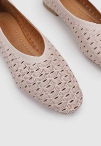 Bailarinas rosa claro hechas de material sintético texturizado, con intrincados patrones de hojas y punta redondeada. Forro interior suave.