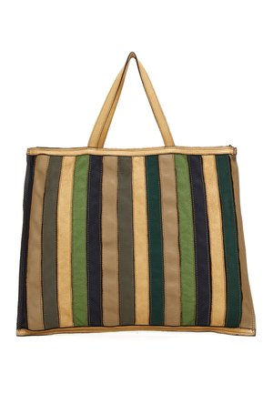 Borsa a tracolla a righe caratterizzata da pannelli verticali in verde, blu navy, beige e marrone, con una finitura in pelle testurizzata e doppi manici superiori.