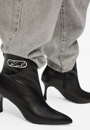 KARL LAGERFELD, SIENNA SIGNIA CURVE ANKLE BOOT - Κλασικές μπότες αστραγάλου - black lthr