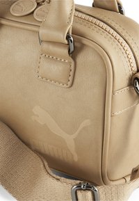 Puma LEAGUE SMALL GRIP  - Kézitáska - toasted almond