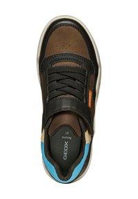 Baskets marron et noires avec des matériaux en maille et en cuir, accents bleus, design à lacets et logo près du talon, présentant un rembourrage sur la semelle.