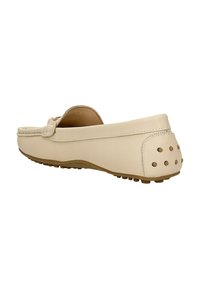 Beige Ledermokassin mit runder Spitze und dekorativen Nähten. Verfügt über eine unterstützende Sohle mit Punktakzenten an der Ferse für Rutschfestigkeit.