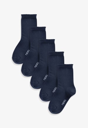 Chaussettes en coton bleu marine, paquet de cinq, avec bords côtelés et bords scallopés. Présente un logo brodé blanc sur chaque chaussette.