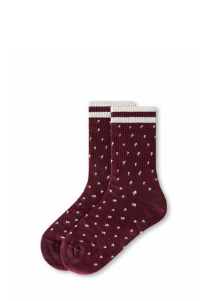 Paire de chaussettes montantes bordeaux à petits pois blancs avec doubles rayures blanches au bord-côte, posée à plat sur un fond blanc.