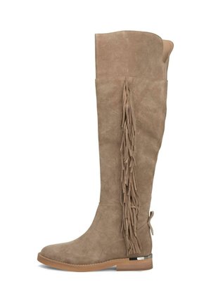 Bottes en daim beige montantes à la cheville avec une semelle plate, présentant des franges longues le long du côté extérieur et un accent en forme de boucle à l'arrière.