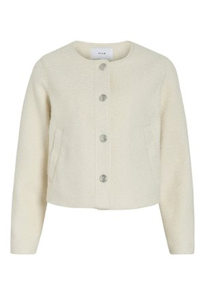 Kremo spalvos, ilgomis rankovėmis trumpa striukė su apvalia iškirpte, keturiais sidabriniais mygtukais per priekį ir dviem šoninėmis kišenėmis.