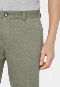 Ljusgröna, strukturerade dressbyxor med rak passform, som har en slät midja och en enda knappstängning.