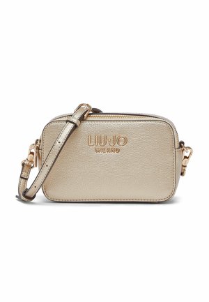 Zlata kovinska torbica čez ramo z teksturiranim umetnim usnjem, z zadrgo, usklajenim trakom in reliefnim logotipom na sprednji strani. Kompaktna pravokotna zasnova.