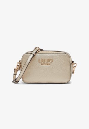 Zlata kovinska torbica čez ramo z teksturiranim umetnim usnjem, z zadrgo, usklajenim trakom in reliefnim logotipom na sprednji strani. Kompaktna pravokotna zasnova.