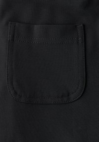 Černá tkanina s hladkou strukturou, která má jednu kapsu. Kapsa má obdélníkový tvar a kontrastní švy podél okrajů.