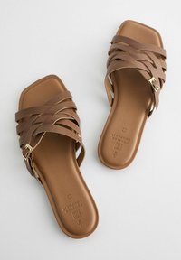 Next FOREVER COMFORT CROSS STRAP REGULAR WIDE FIT - Slip-on sandaler - tan brown