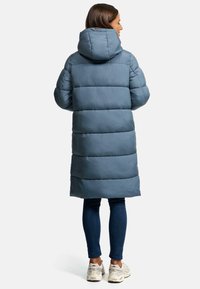 Dikke lange jas in een gedempt blauwe kleur met een capuchon, met een horizontaal doorgestikte ontwerp en contrasterend textuurmateriaal.