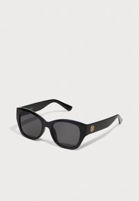 Schwarze Sonnenbrille mit rechteckigem Rahmen, grau getönten Gläsern und einem goldenen Emblem an der Seite, aus glänzendem Kunststoff mit glatter Oberfläche.