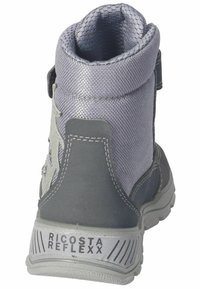 Grå højtopstøvle med en tekstureret overdel, forstærket hæl og gummisål med et brandingdetalje. Designet med en velcro-lukning.