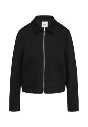 Veste noire avec une fermeture éclair argentée à l'avant, un col et deux poches avant. Conçue avec une forme carrée et un tissu doux et lisse.