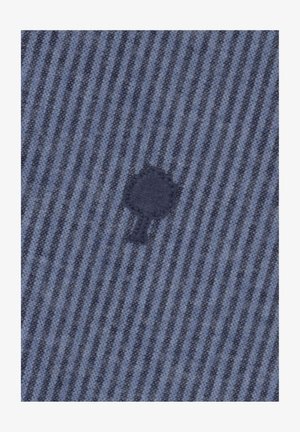 Tessuto a strisce blu con tonalità chiare e scure alternate, caratterizzato da un piccolo logo ad albero ricamato in blu navy. Texture morbida, peso medio.