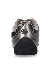 Graues, metallisches Sportschuhmodell mit glatter Oberfläche, Schnürverschluss, gepolstertem Schaftrand und strukturiertem, schwarzem Gummisohle mit Zickzack-Muster.