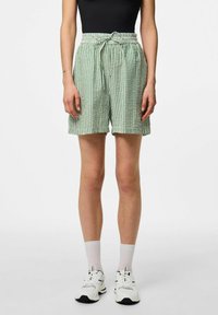 Groene en witte gestreepte shorts met een elastische tailleband en strikdetail. Gemaakt van een lichtgewicht materiaal met een relaxte pasvorm.