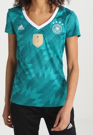 Maglietta sportiva teal con scollatura a V, colletto bianco, emblema FIFA e motivo a righe orizzontali. Logo Adidas sul petto sinistro.