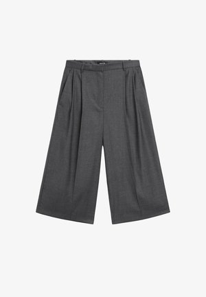 Grå bredbenede bukser lavet af struktureret stof, med frontfolder, høj talje og sidelommer. Flad talje uden synlig lukning.