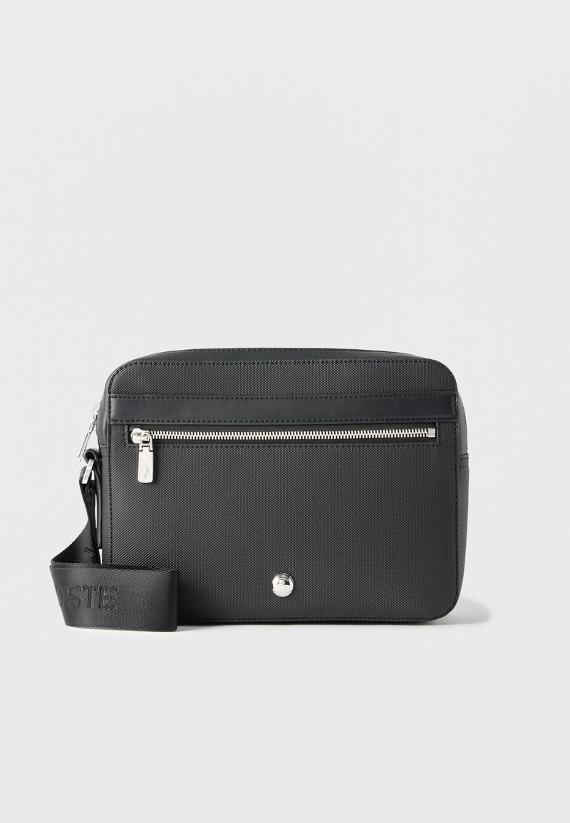 Μαύρη ορθογώνια τσάντα crossbody με μπροστινή τσέπη με φερμουάρ, ασημένια μεταλλικά στοιχεία και ρυθμιζόμενο υφασμάτινο λουρί με υφή σχεδίου.