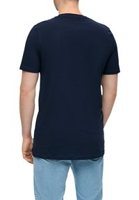 Marineblauwe t-shirt met korte mouwen en een ronde hals, gemaakt van katoen, met een rechte snit en een klein logo-label aan de zoom.
