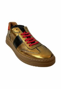 Goldene Leder-Sneaker mit schwarzen Akzenten, roten Schnürsenkeln, gepolstertem Zungenbereich und einer strukturierten Gummisohle. Verfügt über einen weichen Kragen für zusätzlichen Komfort.