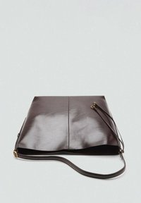 Borsa in pelle marrone con una texture liscia, forma rettangolare, design piatto, tracolla lunga e dettagli in metallo dorato.