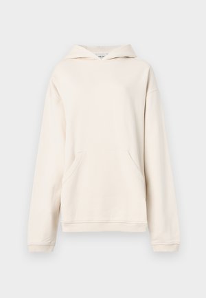 Beige pullover hoodie met kangoeroezak, ribgebreide boorden en een relaxte pasvorm, weergegeven tegen een effen lichtgrijze achtergrond.