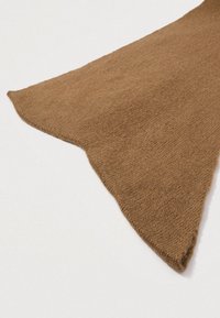 Brązowy trójkątny kawałek dzianiny o miękkiej teksturze na białym tle.