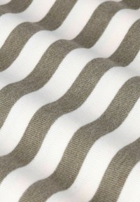  tissu présentant des rayures ondulées alternées en vert olive et blanc, affichant un tissu doux et texturé avec un léger éclat.