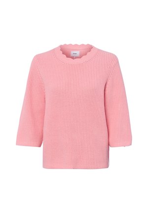 Rosa gestrickter Pullover mit Dreiviertelärmeln und einem wellenförmigen Rundhalsausschnitt, auf weißem Hintergrund dargestellt.