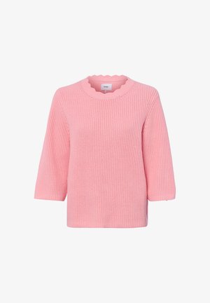 Roze gebreide trui met driekwart mouwen en een geschulpte ronde hals, weergegeven op een witte achtergrond.