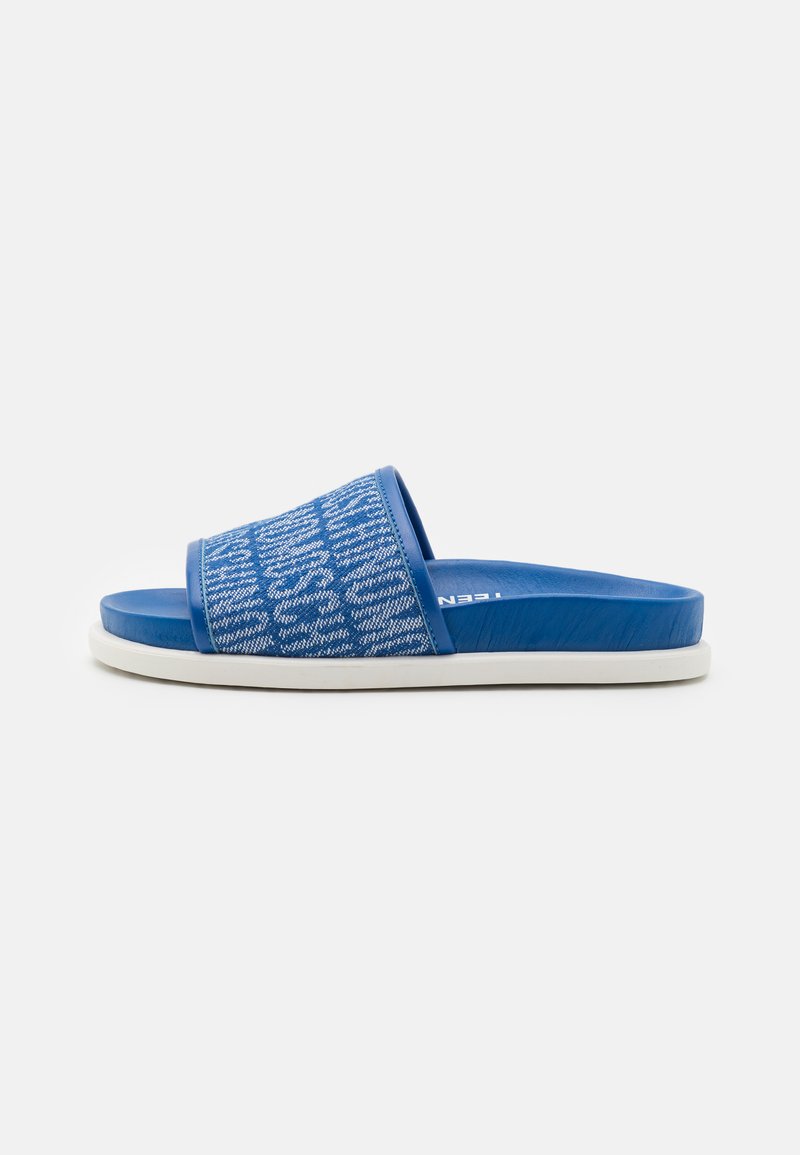 Blå skyddsandal med teksturert overdel med vevd design, hvit såle og åpen tå-stil. Glatt materiale med pustende tekstur.