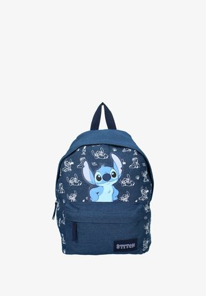 Sininen farkkukangas reppu, jossa on suuri painettu Stitch-hahmo ja pienempiä Stitch-kuvioita. Varustettu säädettävillä olkahihnoilla ja etutaskulla.