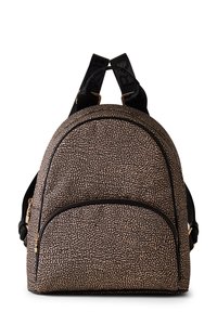 Rucksack aus strukturiertem beigem Material mit einem gepunkteten Muster, runder Form, schwarzen Akzenten, zwei Tragriemen und einer vorderen Reißverschlusstasche.