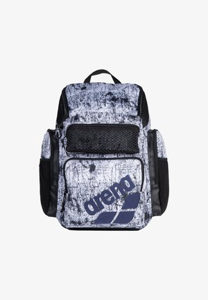 Schwarz-weißer Rucksack mit strukturiertem Muster. Merkmale sind eine Netz-Fronttasche, Logo-Details und mehrere Reißverschlussfächer.