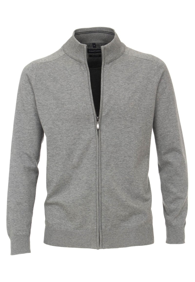 Maglione grigio con zip, caratterizzato da un colletto alto, maniche lunghe, polsini a costine e una morbida trama in maglia. Tessuto liscio con un design semplice.