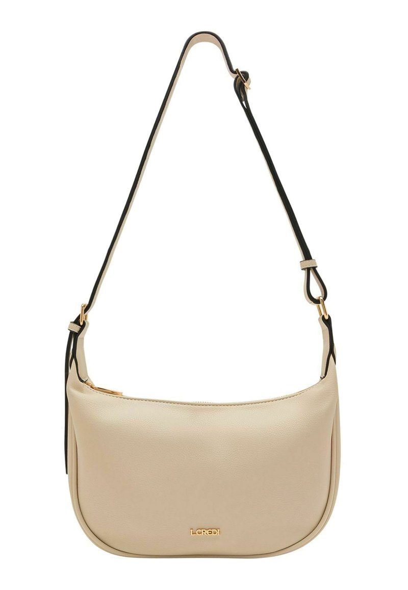 Borsa a tracolla in pelle beige con dettagli neri, dalla forma curvata, e un logo dorato sul fronte. Dotata di una tracolla regolabile e chiusura con zip.
