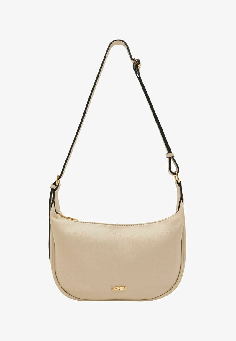 Beige Leder Schultertasche mit schwarzem Besatz, einer geschwungenen Form und einem goldfarbenen Logo auf der Vorderseite. Verfügt über einen verstellbaren Tragegurt und einen Reißverschlussverschluss.