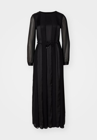 Robe maxi noire avec de longues manches en tulle, des panneaux texturés, un col rond et une taille à cordon pour un ajustement réglable. Tissu lisse.