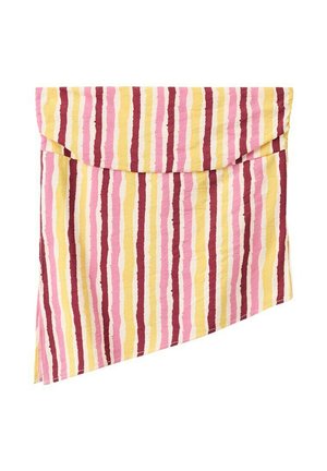 Pochette rectangulaire en tissu pliée avec des rayures verticales rose, jaune, bordeaux et blanc, dotée d’un bord inférieur incliné et d’une fermeture à rabat.