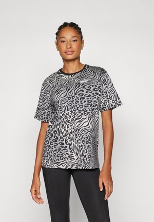 Svart og hvit kortermet t-skjorte med en blanding av sebra- og leopardmønster. Har rund halslinning og logo på forsiden.