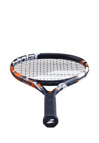 Zwarte en oranje tennisracket met een gestructureerde zwarte grip, een open snarenbed en een semi-ovale kop. Bevat opvallende witte merktekens.