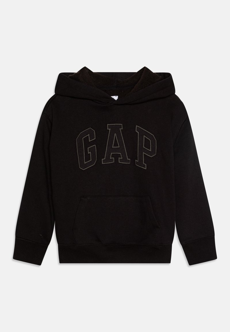 Čierna mikina s kapucňou s veľkým logom "GAP" v trochu svetlejšom odtieni, obsahuje predné vrecko, dlhé rukávy a podšívku na kapucni.