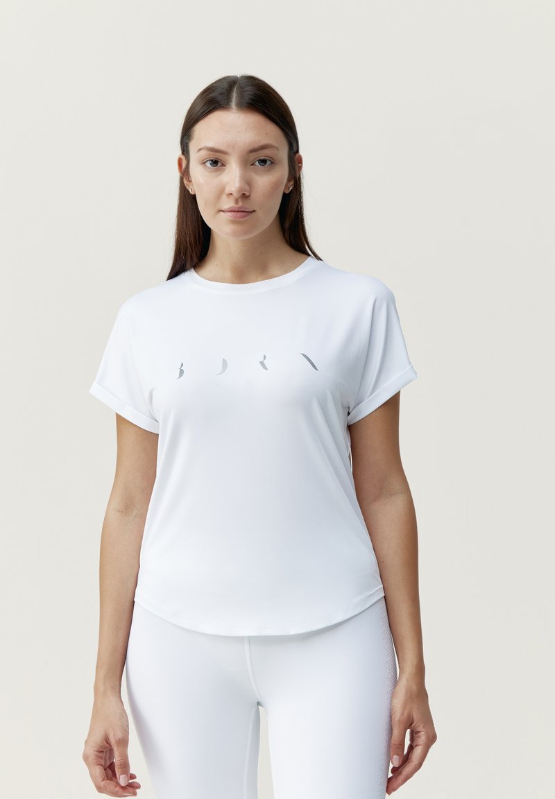 Witte sportieve shirt met korte mouwen en een ronde halslijn, gemaakt van een soepele stof. Heeft een subtiele design detail aan de voorkant.