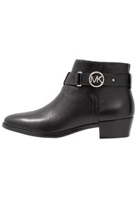 Schwarze Leder-Stiefelette mit runder Spitze, niedrigem Blockabsatz, seitlichem Schnallenriemen und Metall-Logo-Akzent. Die strukturierte Oberfl�äche hebt das Design hervor.
